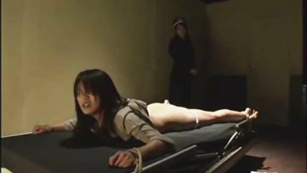 Исплаканата секси и жешка Јапонка Рина Акијама позира во близина на автомобилот
