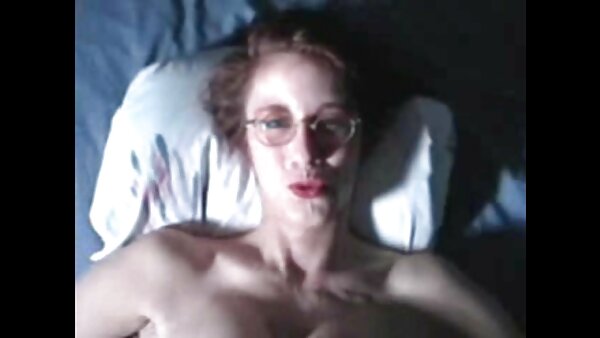 Заоблената русокоса курва Савана Голд ја милува својата мокра пичка во соло порно клип