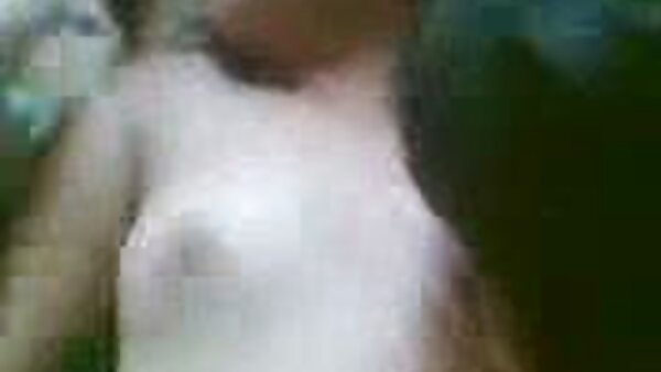 Малата ситна тинејџерка Елина си игра со избричената пичка