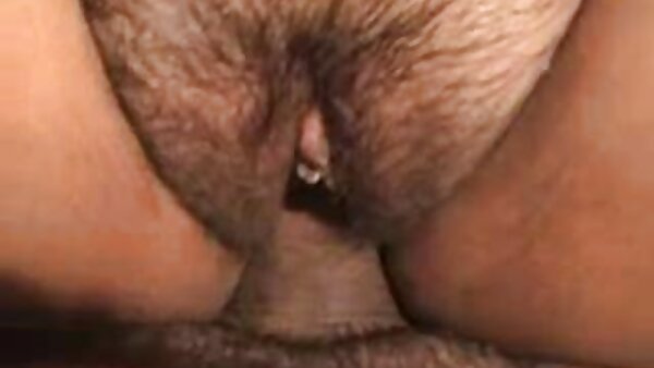 Примамливото бебе Карли Бенкс ја милува својата пунани во жешко соло видео за мастурбација